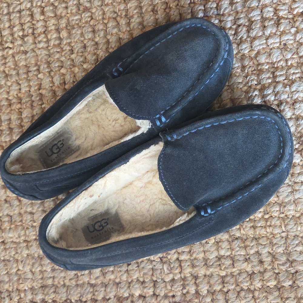UGG Slippers Sz 5/EU 35